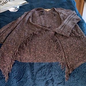 Asymmetrical sweater with fringe